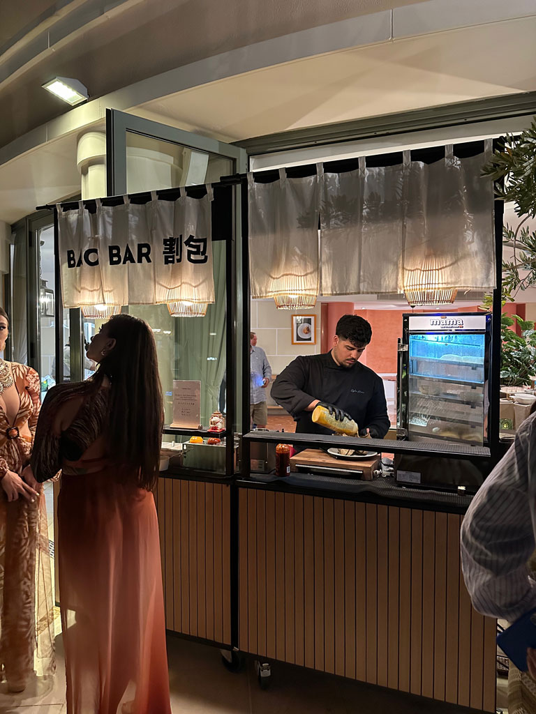 Mama Bao Street Food – stand Bao Bar en live cooking pour événement premium Stand Mama Bao Street Food en soirée, préparation de baos en live cooking lors d’un événement haut de gamme, animation street food asiatique signée Nomad x Mama Bao