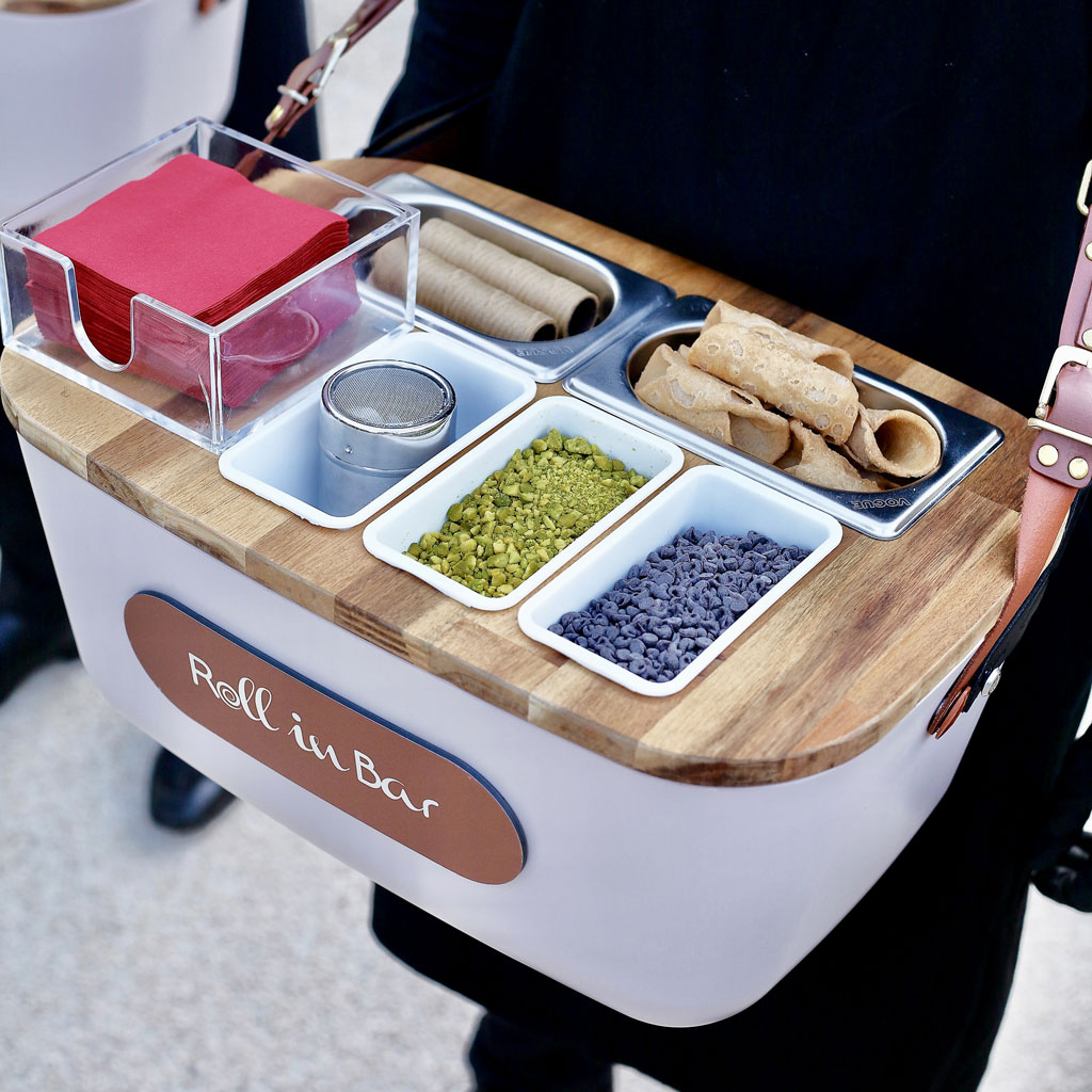 Stand animation sucré nomade avec cannoli et toppings préparés en direct par un traiteur événementiel haut de gamme lors d’un cocktail dînatoire sur la Côte d’Azur