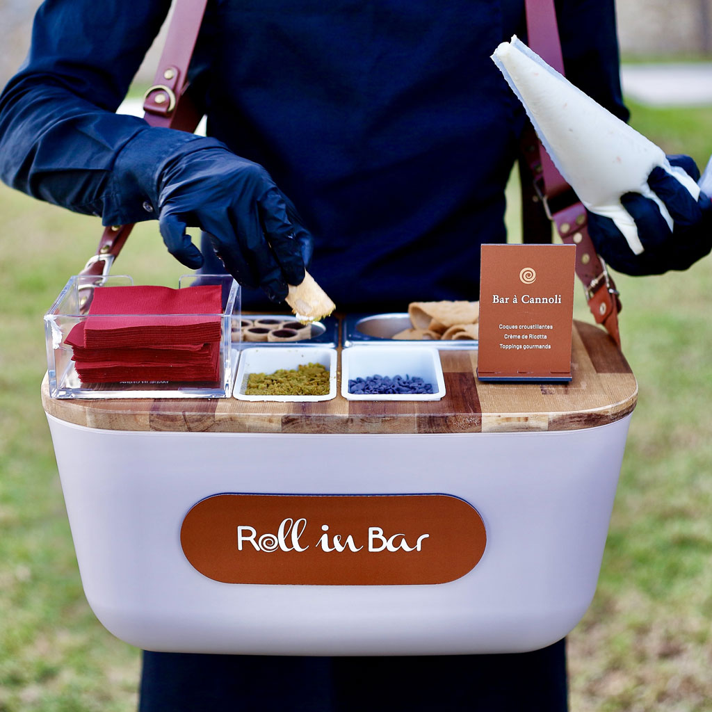 Bar à cannoli en animation sucrée live proposé par un traiteur événementiel haut de gamme lors d’un cocktail dînatoire sur la Côte d’Azur