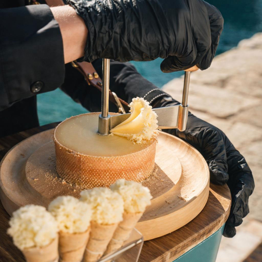 Traiteur événementiel haut de gamme réalisant une fleur de fromage AOP en direct lors d’un cocktail dînatoire sur la Côte d’Azur