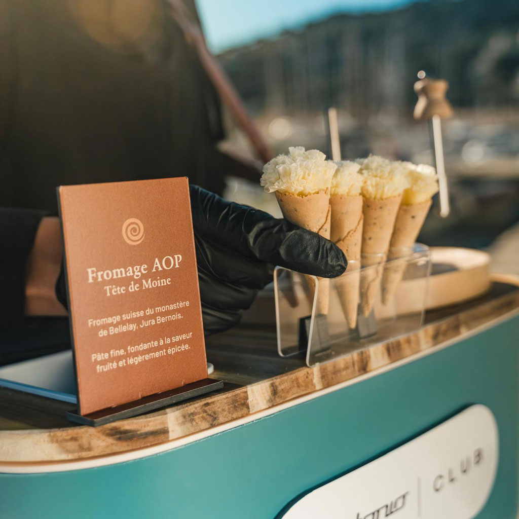 Service traiteur événementiel haut de gamme avec fromages AOP servis en direct lors d’un événement de prestige sur la Côte d’Azur