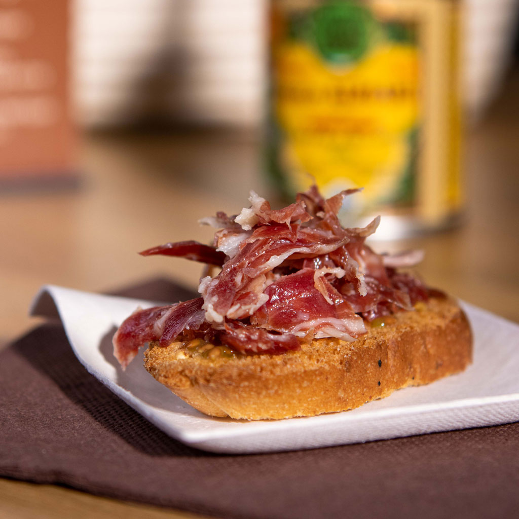 Bouchée ibérique avec jambon Pata Negra servie par un traiteur événementiel haut de gamme lors d’un cocktail dînatoire sur la Côte d’Azur