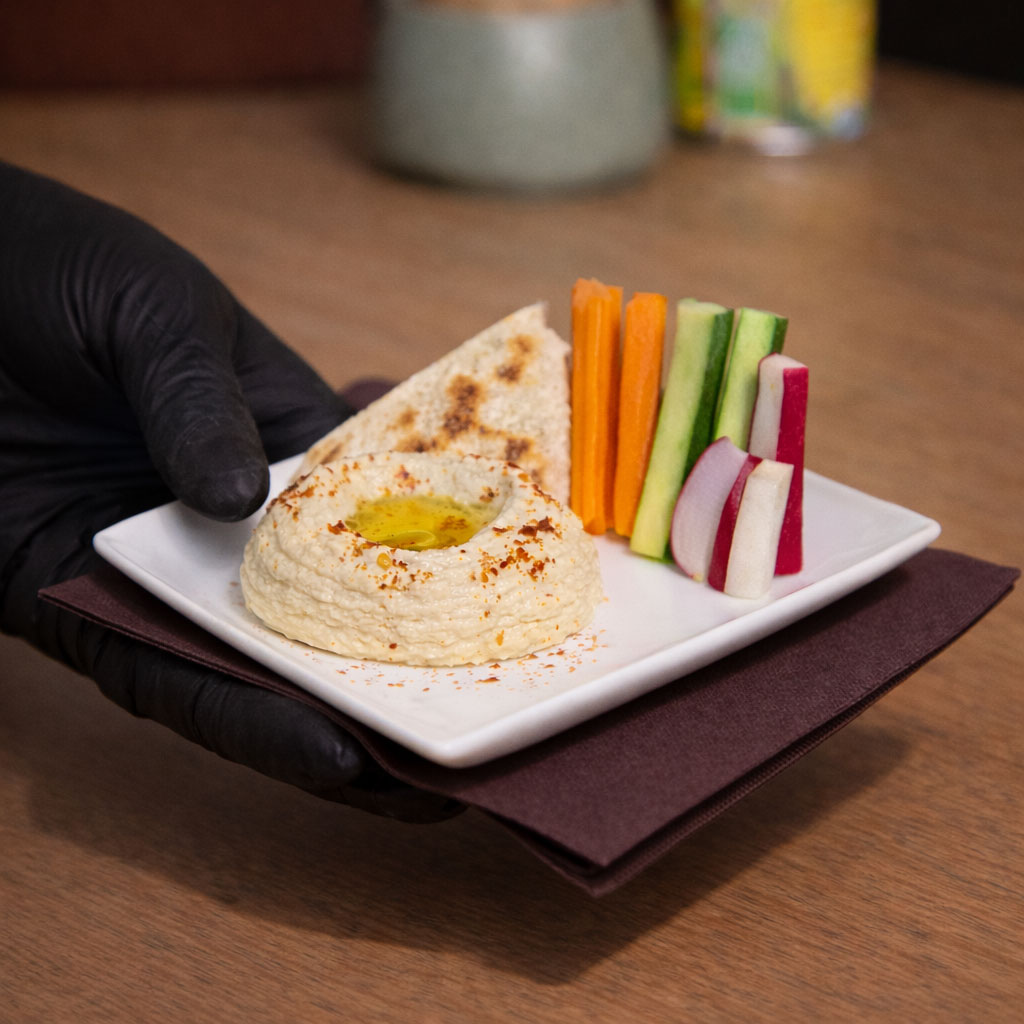 Assortiment de légumes croquants et houmous préparé en direct par un traiteur événementiel haut de gamme lors d’un cocktail dînatoire sur la Côte d’Azur