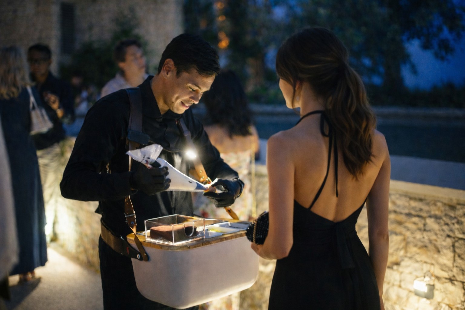 Traiteur événementiel haut de gamme préparant des bouchées en direct lors d’un cocktail dînatoire de prestige sur la Côte d’Azur